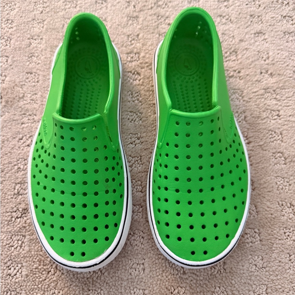 Kids NATIVE Green Slip-On Shoes J1 size 1